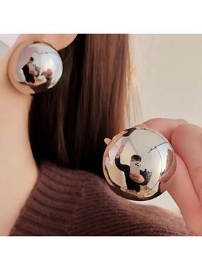 Fashionable Round Metal Stud Earrings Gold Tone Minimalist Style